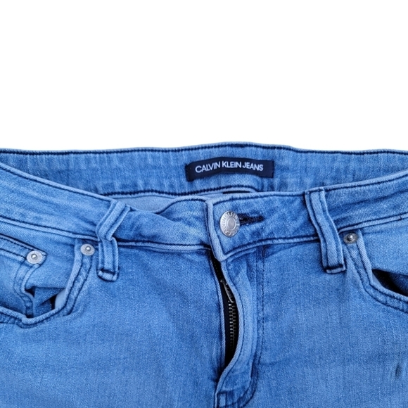 Calvin Klein Jeans | Women's Light Wash Mid-Rise Denim Bermuda Shorts - Picture 3 of 6